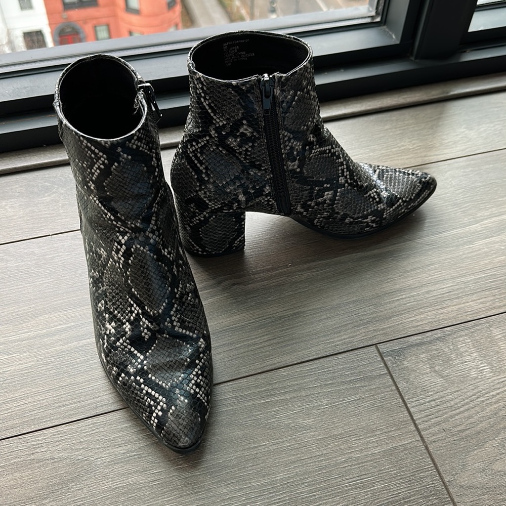 Dafni Madden Girl bootie, size 8M, excellent condition
